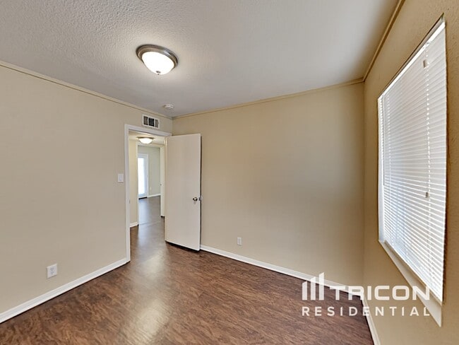 Building Photo - 6112 Granada Cir