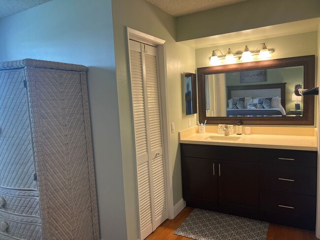 Building Photo - Furnished 2 bedroom 2 Bath condo in a Wond...