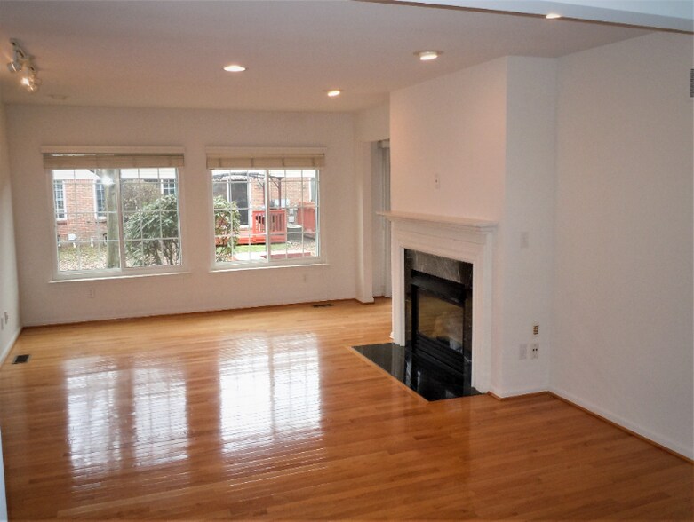 Building Photo - 312 James Cir