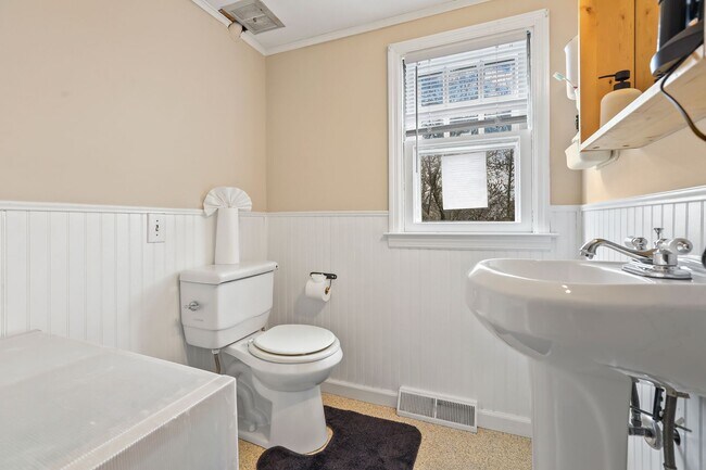 Building Photo - 6-Bedroom Rental Near TCNJ | Spacious Layout, Parking, Yard & Deck