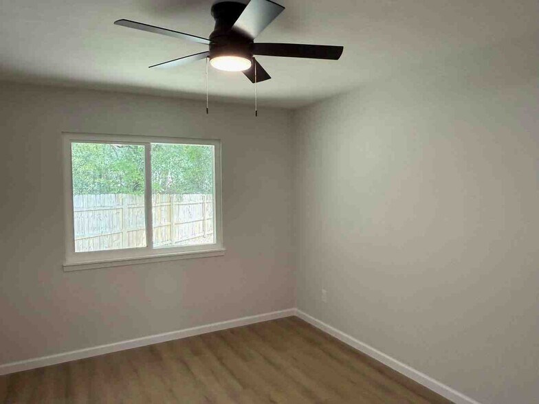 Building Photo - 208 Cottonwood Ct