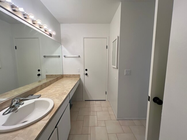 Building Photo - Condo Unit Available