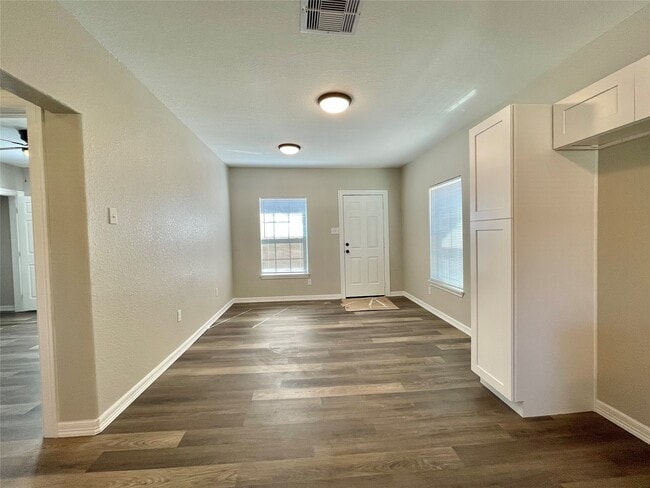 Building Photo - 305 N Avenue A