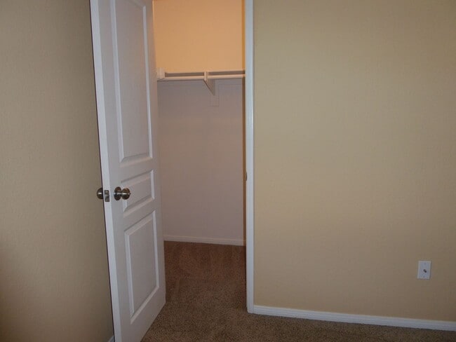 Building Photo - Conveniently located 3 BR, 3 Bath townhome in Coronado Ranch, close to everything.