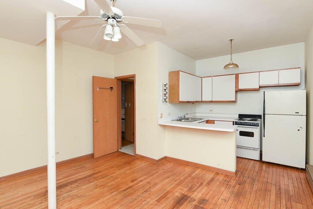 Building Photo - 638 W Barry