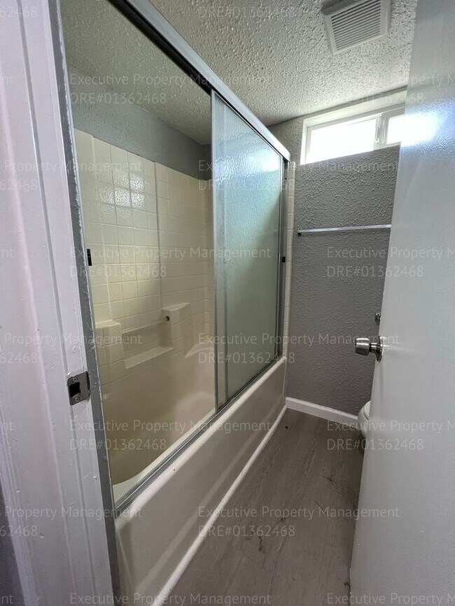 Building Photo - 1 bedroom/ 1 bathroom floor unit.