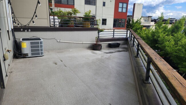 Building Photo - Corner Townhouse in Downtown Tacoma with A...