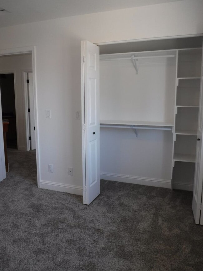 Building Photo - 826 Cally Ct