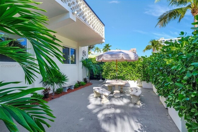 Building Photo - 428 Collins Ave