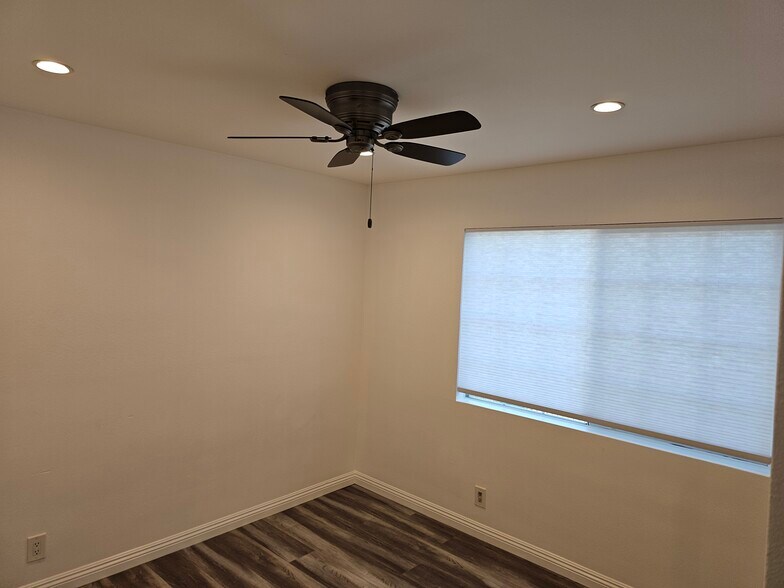 Building Photo - 6501 Vanalden Ave