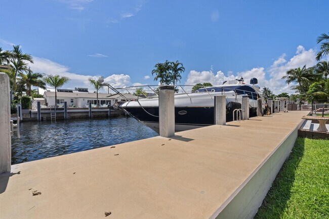 Building Photo - 3080 NE 43rd St