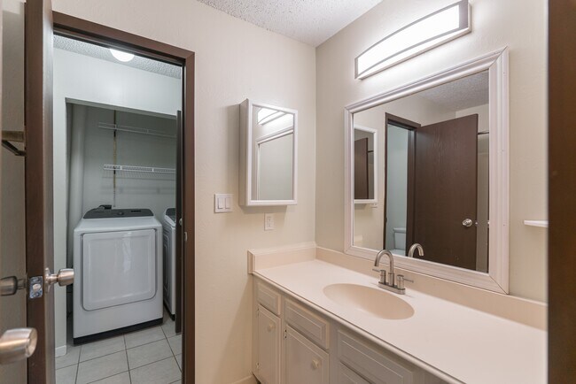 Building Photo - 2445 Briarwest Blvd