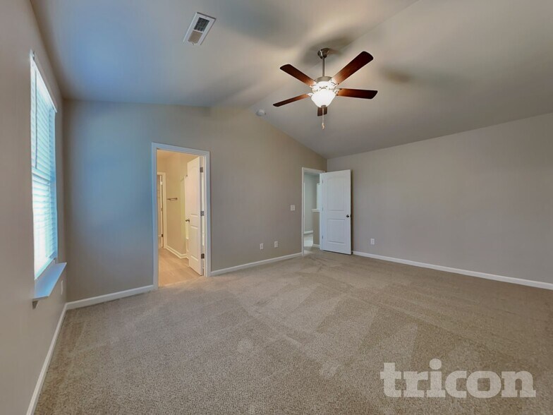 Building Photo - 572 Lakerun Dr