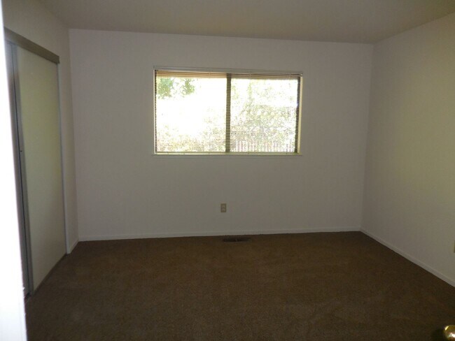 Building Photo - Spacious 2-Bedroom, 2-Bath Single-Story Du...
