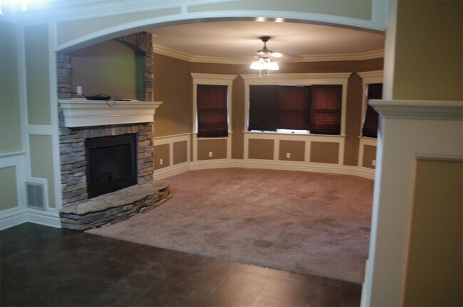 Building Photo - 907 Vandalia St