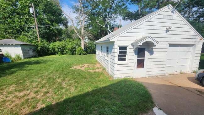 Building Photo - 3 Bedroom, 2 Bathroom House - Available May 1st with early move-in possible!