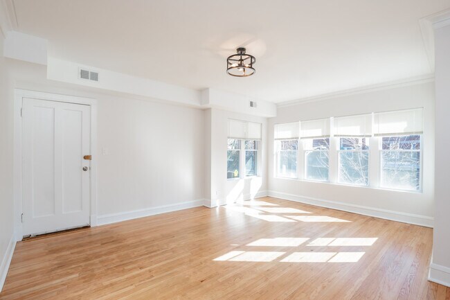 Building Photo - 2136 N Avers Ave