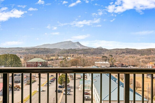 Building Photo - 124 Plaza Dr