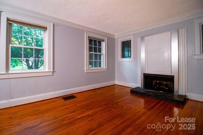 Building Photo - 3400 Eastway Dr