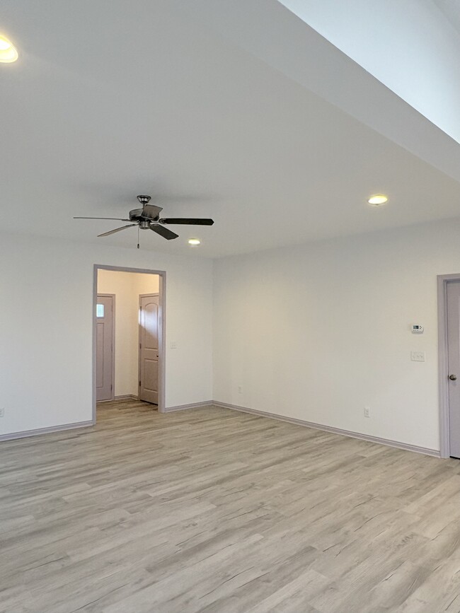 Building Photo - 839 Sweet Bay Ave