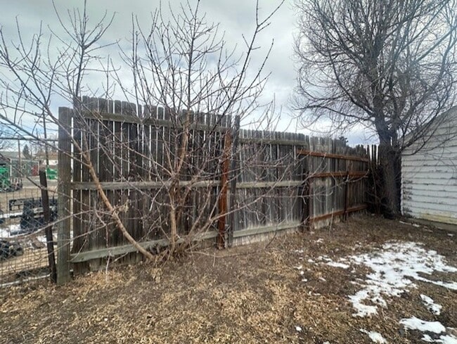Building Photo - House For Lease