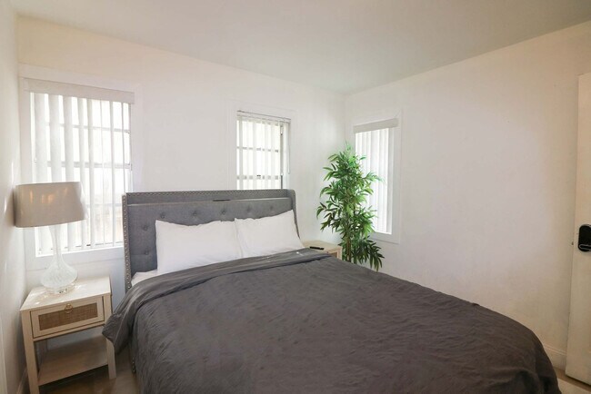 Building Photo - 7727 NW 4th Ct