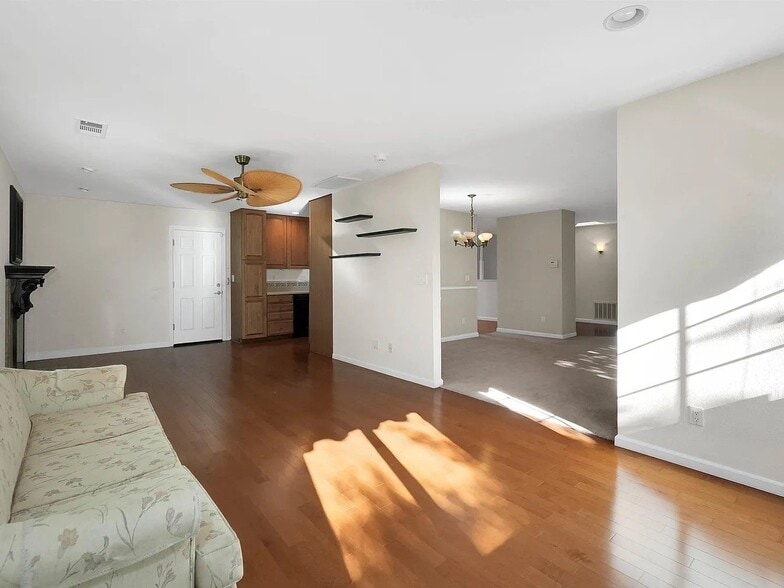 Building Photo - 1085 Chippewa Oak Dr NE