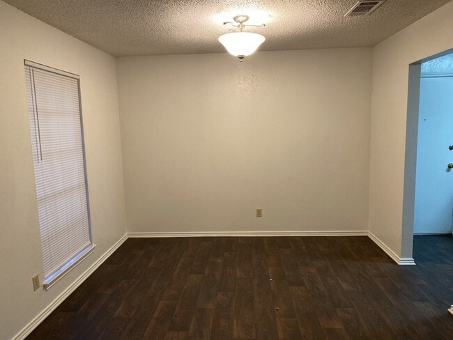 Building Photo - Cozy duplex 2/2/1 in Fort Worth
