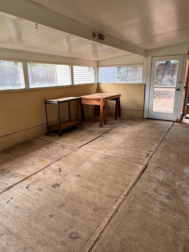 Building Photo - Single Level Home w/HUGE fenced yard, AC, W/D, Garage & More!