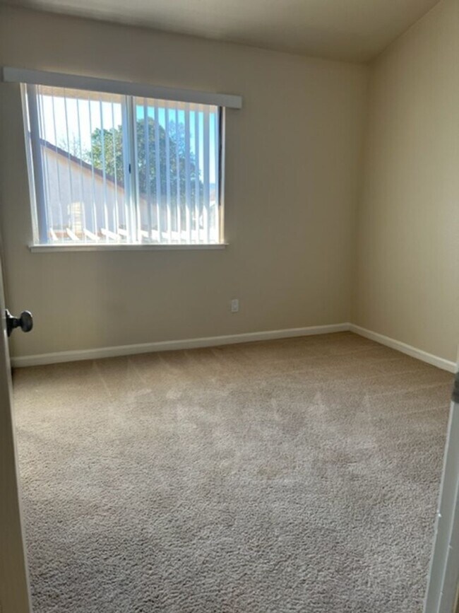 Building Photo - Spacious 4-Bedroom Home in a Quiet Tracy C...