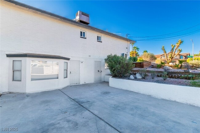 Building Photo - 3485 Shamrock Ave