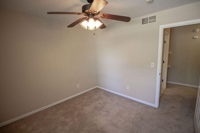 Building Photo - 1329 Valley Creek Ln