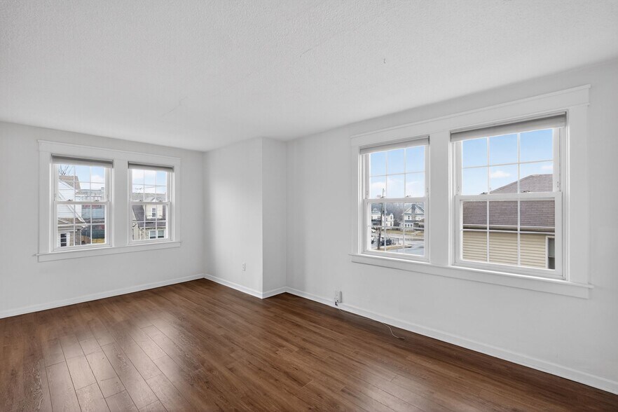 Building Photo - 8 E Marthart Ave