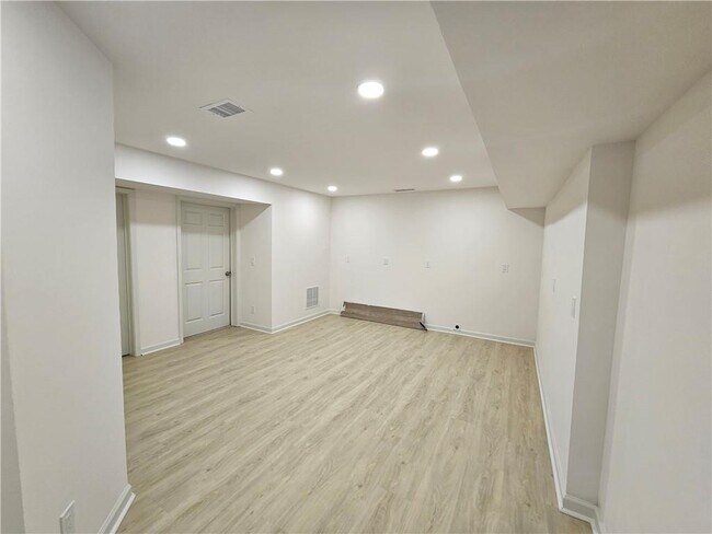 Building Photo - 2530 Wellsley Ln