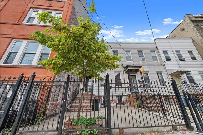 Building Photo - 309 Summit Ave