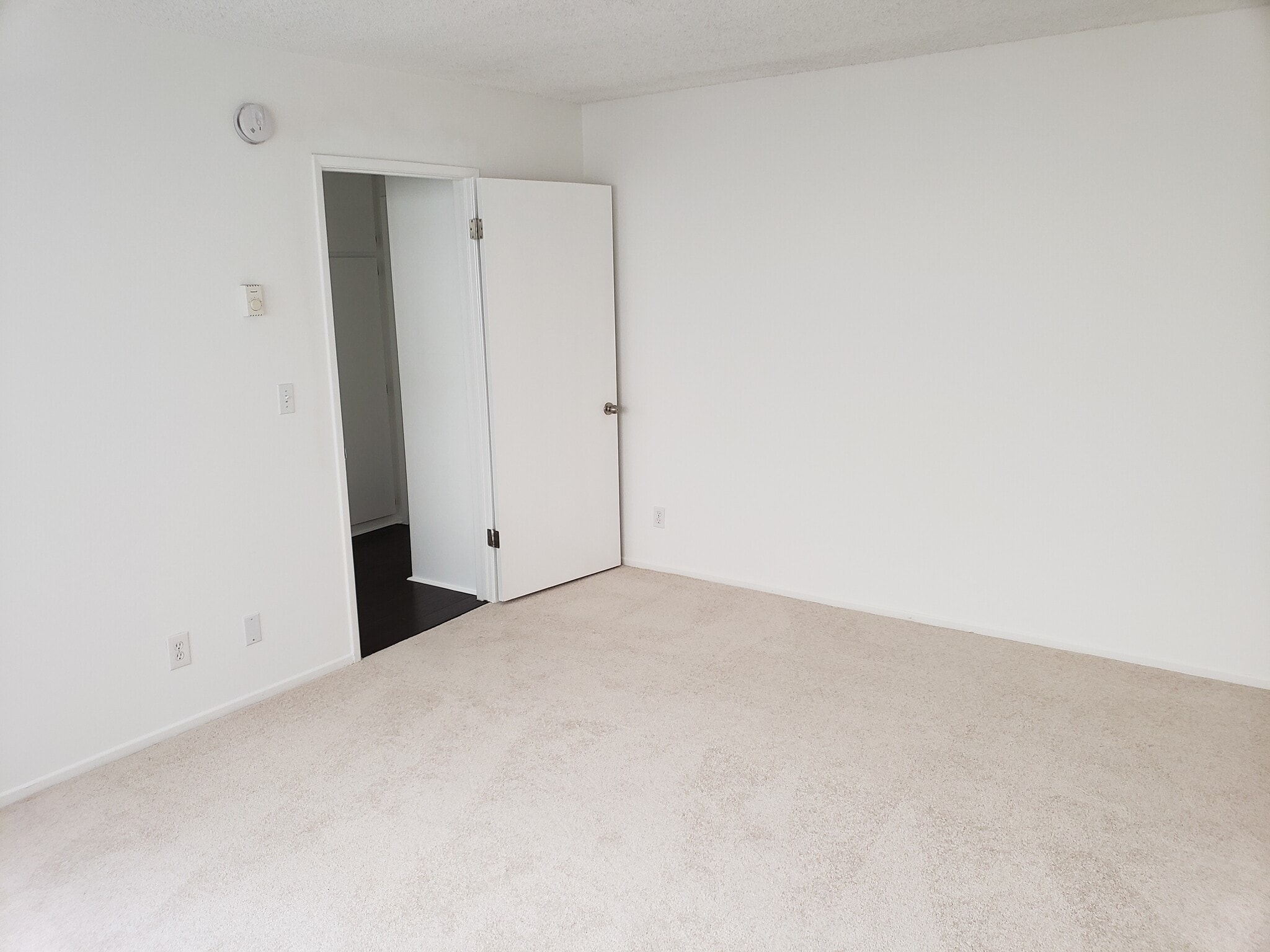 Master Bedroom (14'x12') - 12333 Texas Ave