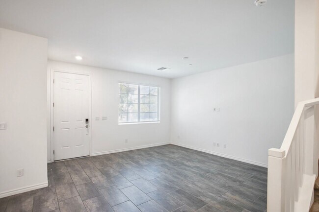 Building Photo - 3 Bed Townhome At Las Vegas Blv and St. Rose Pkwy
