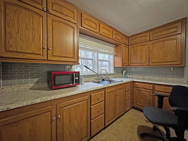 Building Photo - Cute, Clean, and Updated! 3 Bed/1 Bath nea...