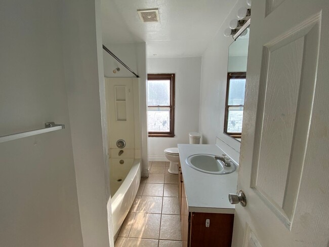 Building Photo - 931 W Lovell St
