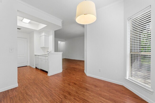 Building Photo - Amazing 1 bedroom, 1 bathroom Condo in Montevista!