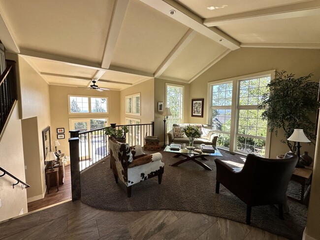 Building Photo - Large Furnished home on Awbrey Butte