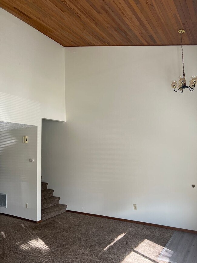 Building Photo - Ren-220/224