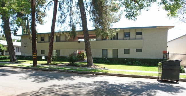 Building Photo - 260 N Oak Ave