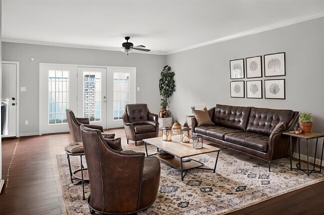 Building Photo - 562 Wilcrest Dr