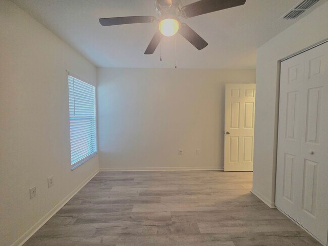 Building Photo - 1902 Crystal Grove Dr