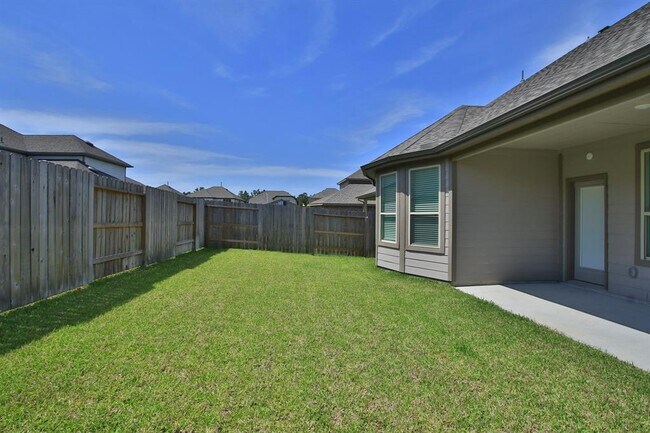 Building Photo - 15818 Dove Holw Dr