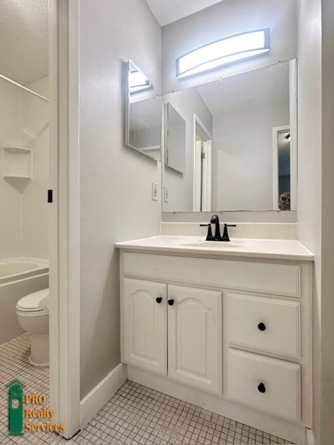 Building Photo - Recently Remodeled 1 Bedroom Condo