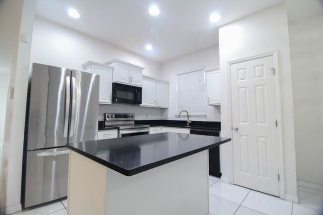 Building Photo - 224 Highland Meadows Ave