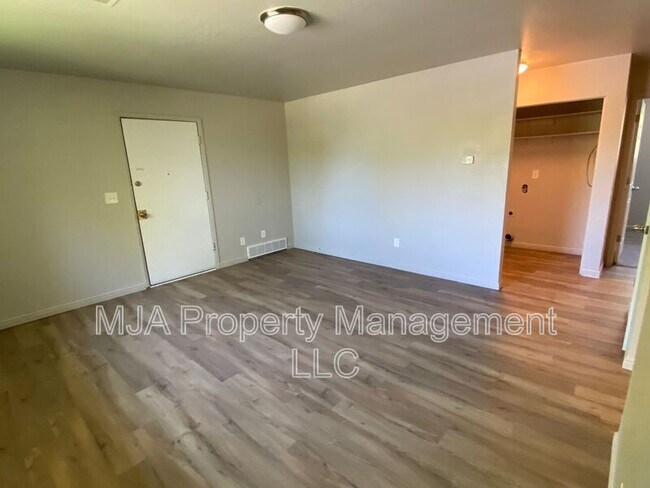 Building Photo - 2523 S Lakecrest Dr