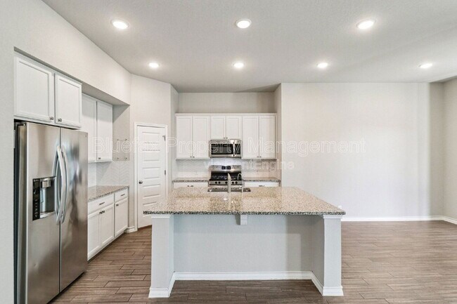 Building Photo - 10208 High Noon Dr